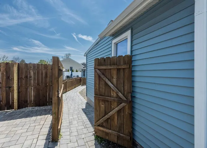 Highly Rated Beach House Blocks To Beach & Main St 6 Badges, Patio, Grill
